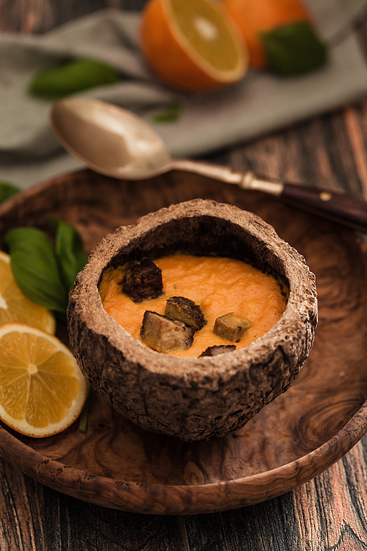 Mit dieser veganen Karotten Orangen Suppe holt man sich ein bisschen fruchtig, exotischen Sommer-Geschmack in die kalte Jahreszeit. Mit Räuchertofu garniert bekommt sie das gewisse Etwas und eignet sich nicht nur als Vorspeise.