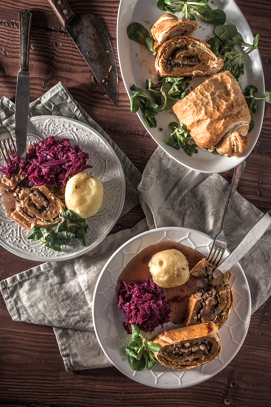 Seitanbraten in Blätterteig gefüllt mit gebratenen Champignons für vegane Weihnachten. Das Rezept ist anfängertauglich, schnell gemacht und preisgünstig. Also nichts wie ran!