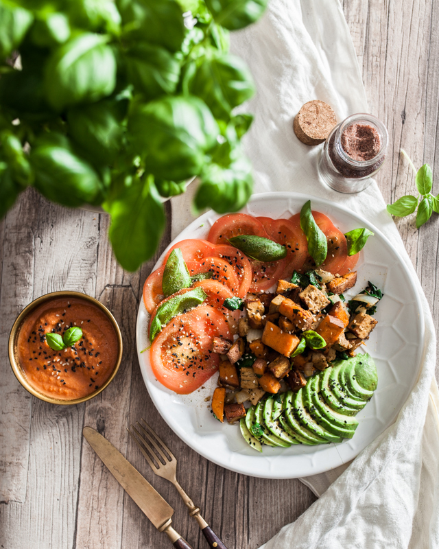 On Purple Avocado it's all about homemade, vegan ketchup this time. A 3 ingredient ketchup. To this we're adding fried sweet potato with spinach, garlic and smoked tofu. This is a salty, fruity and creamy dish garnished with tomato and avocado. Foodstyling, highkey, Sabrina Dietz