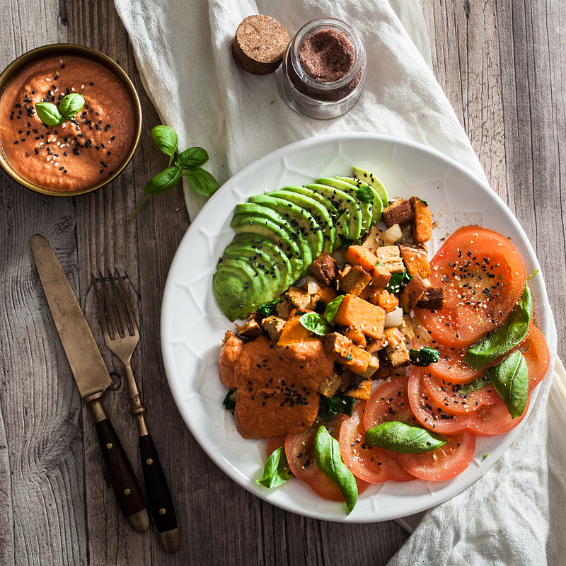 On Purple Avocado it's all about homemade, vegan ketchup this time. A 3 ingredient ketchup. To this we're adding fried sweet potato with spinach, garlic and smoked tofu. This is a salty, fruity and creamy dish garnished with tomato and avocado. Foodstyling, highkey, Sabrina Dietz