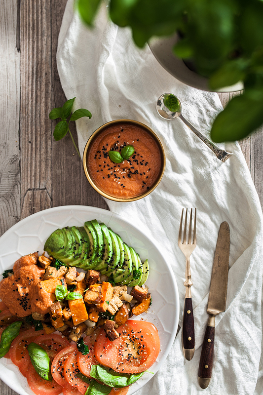 On Purple Avocado it's all about homemade, vegan ketchup this time. A 3 ingredient ketchup. To this we're adding fried sweet potato with spinach, garlic and smoked tofu. This is a salty, fruity and creamy dish garnished with tomato and avocado. Foodstyling, highkey, Sabrina Dietz