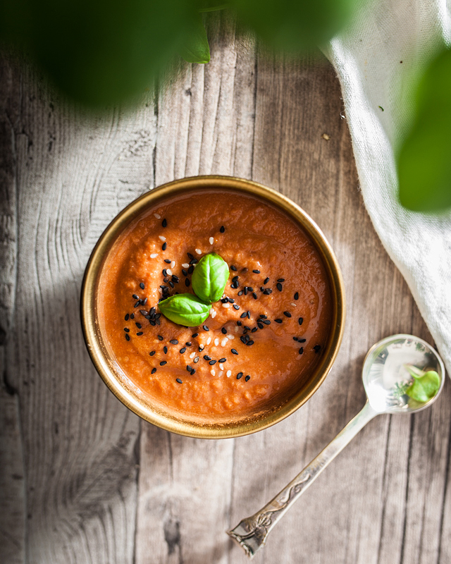 On Purple Avocado it's all about homemade, vegan ketchup this time. A 3 ingredient ketchup. To this we're adding fried sweet potato with spinach, garlic and smoked tofu. This is a salty, fruity and creamy dish garnished with tomato and avocado. Foodstyling, highkey, Sabrina Dietz