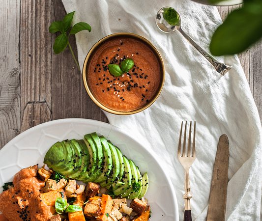 On Purple Avocado it's all about homemade, vegan ketchup this time. A 3 ingredient ketchup. To this we're adding fried sweet potato with spinach, garlic and smoked tofu. This is a salty, fruity and creamy dish garnished with tomato and avocado. Foodstyling, highkey, Sabrina Dietz