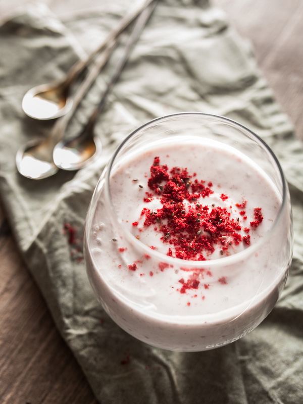 Superschnelle und einfache Himbeer Kokos Mousse aus nur 3 Zutaten. Food Photography und Foodstyling von Purple Avocado. Kokosdessert / Kokosmousse / Kokoscreme / Kokosmilch