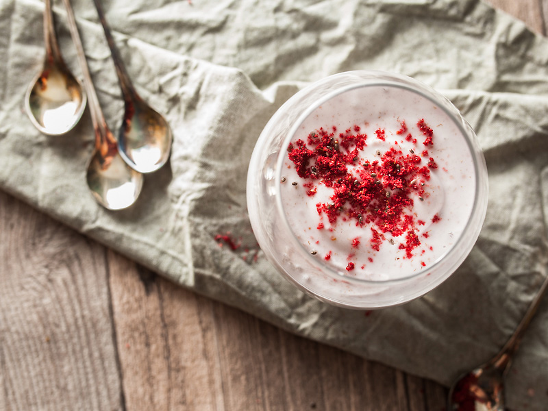 Superschnelle und einfache Himbeer-Kokos Mousse aus nur 3 Zutaten. Food Photography und Foodstyling von Purple Avocado. Kokosdessert / Kokosmousse / Kokoscreme / Kokosmilch