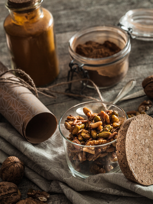 The result of Spicebar's Nut Challenge is a nifty recipe for caramelized spiced nuts with curry and cinnamon which are perfect as a gift. Well, given you don't eat them all by yourself. Recipe is on Purple Avocado.