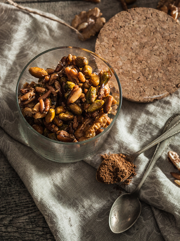 The result of Spicebar's Nut Challenge is a nifty recipe for caramelized spiced nuts with curry and cinnamon which are perfect as a gift. Well, given you don't eat them all by yourself. Recipe is on Purple Avocado.