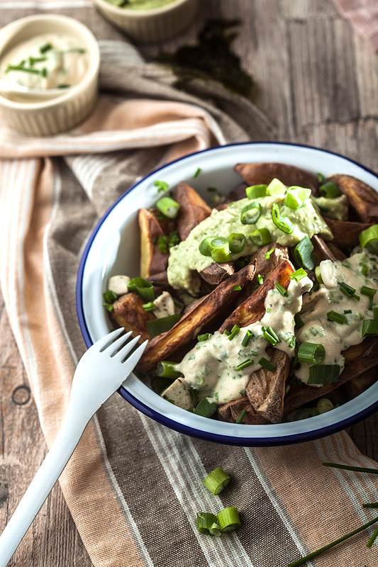 Here's how to get your oven roasted fries crunchy garantueed! Super crispy fries from the oven with two creamy, vegan dips with cashew seed, nutritional yeast, wasabi and avocado. Food Photography and Foodstyling by Puple Avocado