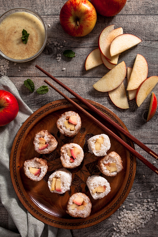 Rice Pudding Sushi with apple and vanilla sauce. Why not have sweet sushi instead of hearty one? This sweet sushi variation with coconut milk rice pudding, apples and lots of cinnamon can be enjoyed warm as well as cold. Foodstyling and recipe by Purple Avocado