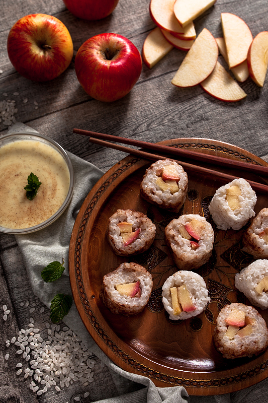Rice Pudding Sushi with apple and vanilla sauce. Why not have sweet sushi instead of hearty one? This sweet sushi variation with coconut milk rice pudding, apples and lots of cinnamon can be enjoyed warm as well as cold. Foodstyling and recipe by Purple Avocado