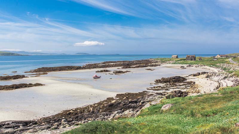  If you want to enjoy some Caribbean Flair with white beaches and turquoise water in Scotland you should travel to the outer Hebrides. The Isle of Eriskay gives you exactly this summer holiday feeling.