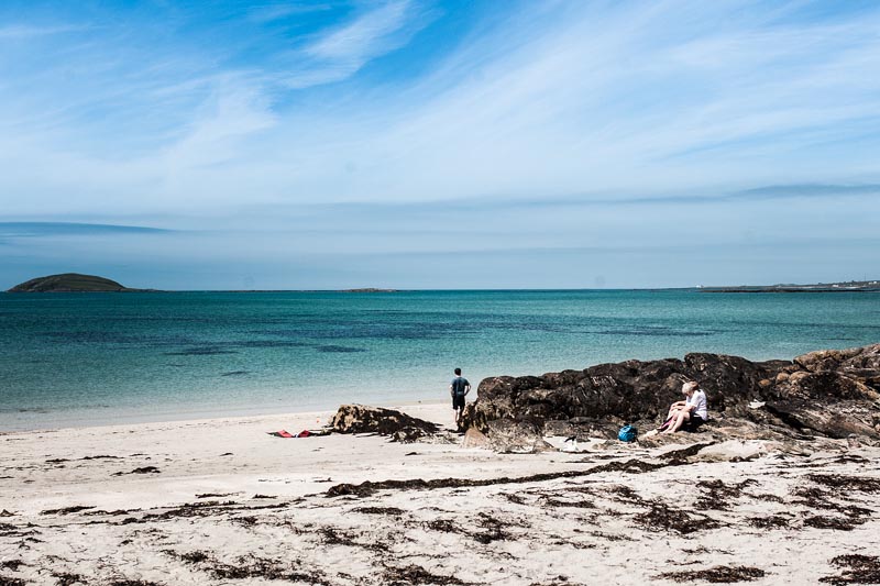 Wer in Schottland ein bisschen Karibik Flair mit weißen Standsträndem und türkisfarbenem Wasser erleben will, sollte sich auf eine Reise zu den äußeren Hebriden begeben. Die Isle of Eriskay hat nämlich genau das zu bieten.