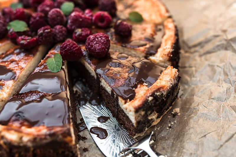 Brownie Cheesecake Recipe - A juicy cheesecake topping with a chocolatey brownie base. Foodstyling by Purple Avocado