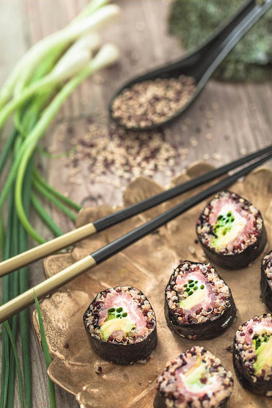 Quinoa Sushi is a healty and delicious alternative to the classic sushi. Combined with avocado and salmon it'll convince even the strictest sushi sceptics.