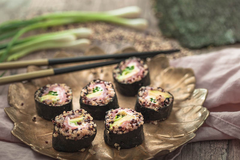 Quinoa Sushi is a healty and delicious alternative to the classic sushi. Combined with avocado and salmon it'll convince even the strictest sushi sceptics.