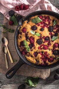 Ein ursprüngliches Rezept für veganen Beerenauflauf oder Beerenkuchen frei nach einem Rezept aus dem "Ethno Kochbuch" von Karolina Przybylska