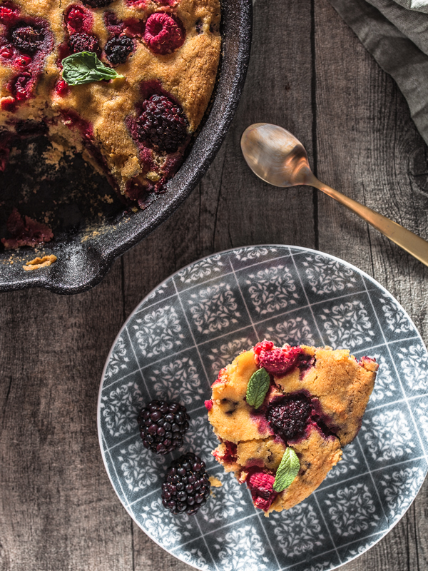 An ethnic recipe for a vegan berry cake freely adapted from a recipe of the Ethno Cookbook by Karolina Przybylska with lots of fresh berrys and maple syrup.