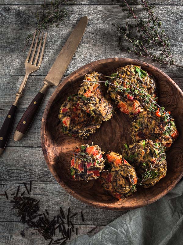 Super simple recipe for wild rice patties with parsley, thyme and red peppers from the Ethno Cookbook. 