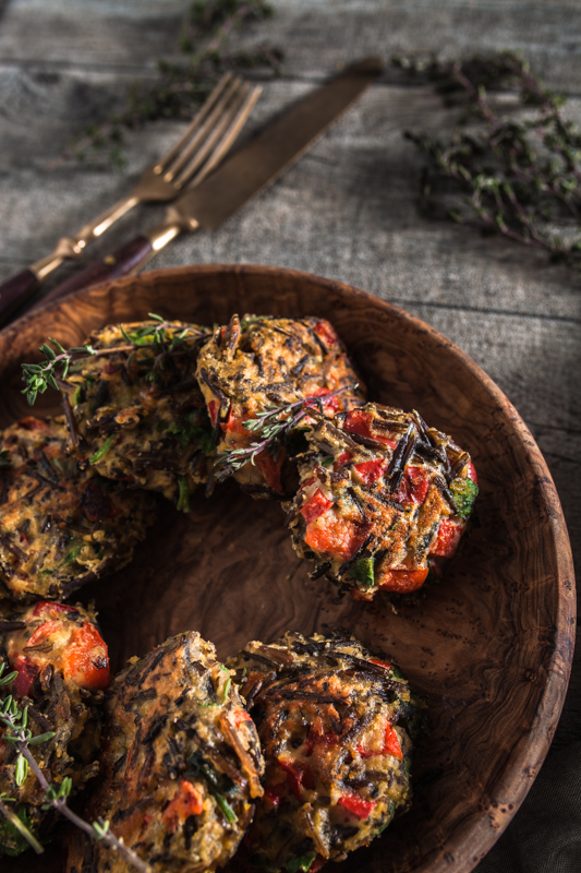 Super simple recipe for wild rice patties with parsley, thyme and red peppers from the Ethno Cookbook. 