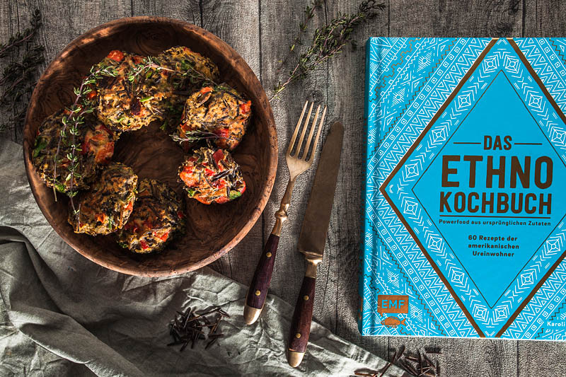 Super simple recipe for wild rice patties with parsley, thyme and red peppers from the Ethno Cookbook. 