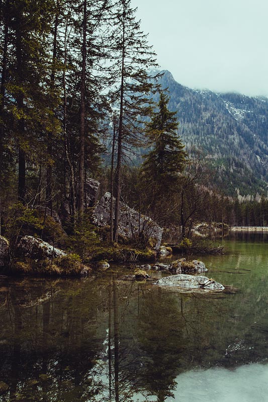 My first hike in Berchtesgaden lead me from Ramsau to the lake Hintersee and a magical forest. A very picturesque hiking trail also suited for beginners.