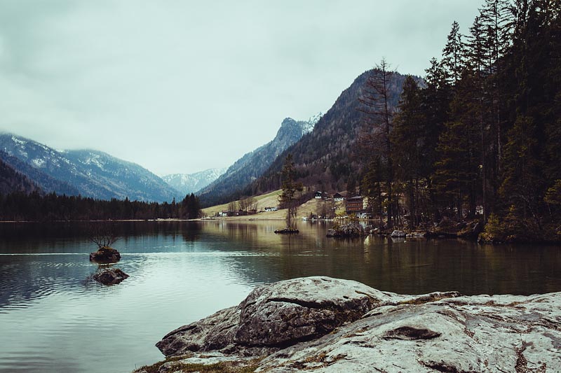 My first hike in Berchtesgaden lead me from Ramsau to the lake Hintersee and a magical forest. A very picturesque hiking trail also suited for beginners.