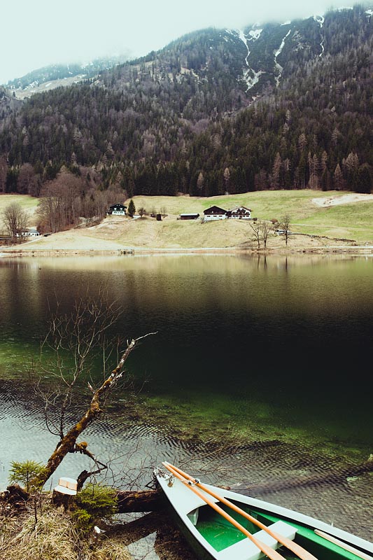 My first hike in Berchtesgaden lead me from Ramsau to the lake Hintersee and a magical forest. A very picturesque hiking trail also suited for beginners.