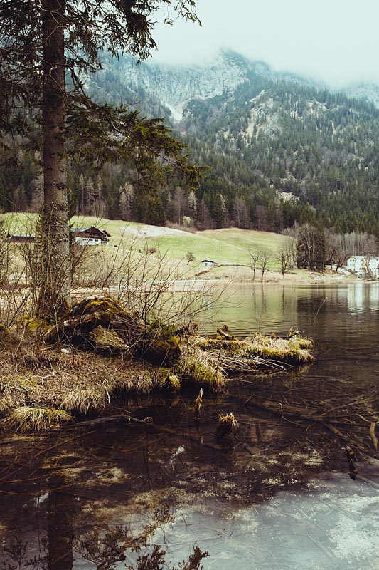 My first hike in Berchtesgaden lead me from Ramsau to the lake Hintersee and a magical forest. A very picturesque hiking trail also suited for beginners.