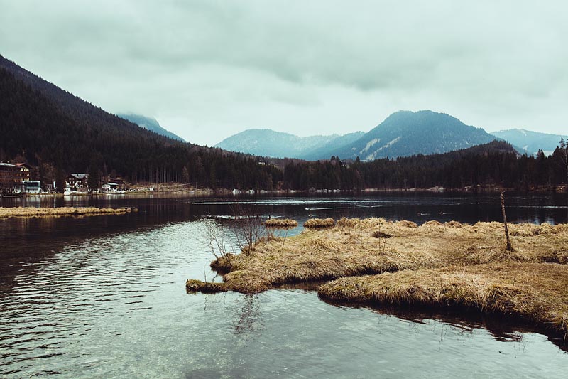 My first hike in Berchtesgaden lead me from Ramsau to the lake Hintersee and a magical forest. A very picturesque hiking trail also suited for beginners.