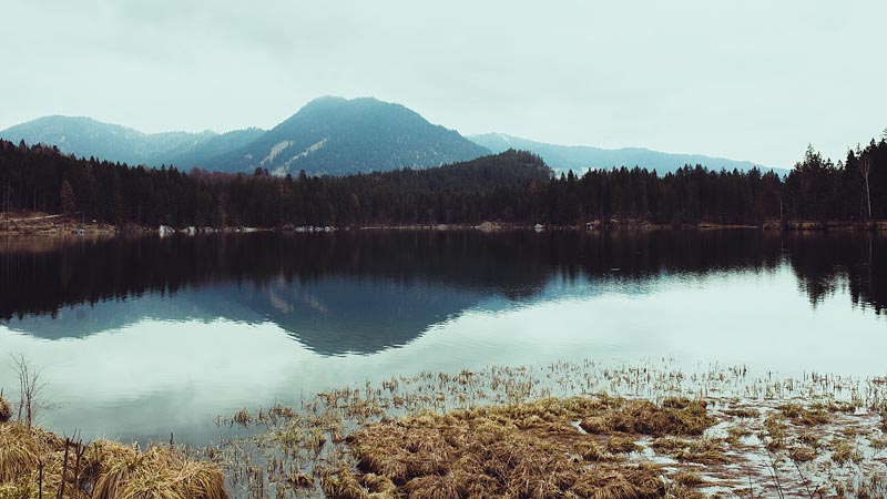 My first hike in Berchtesgaden lead me from Ramsau to the lake Hintersee and a magical forest. A very picturesque hiking trail also suited for beginners.