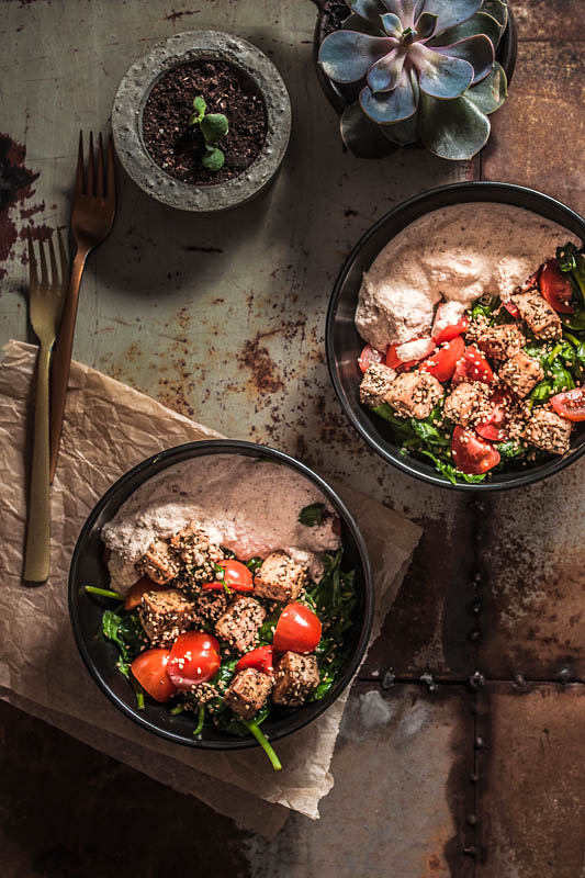 Let's marvel at this sesame tofu with nut sauce and a spinach salad that combines sweet, salty, creamy, crunchy, sour and spicy in one healthy bowl