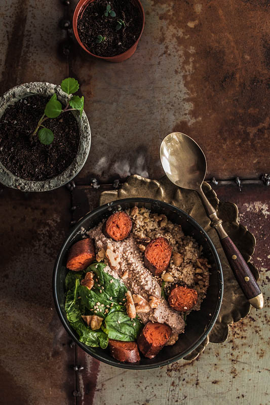 Let's marvel at this sesame tofu with nut sauce and a spinach salad that combines sweet, salty, creamy, crunchy, sour and spicy in one healthy bowl