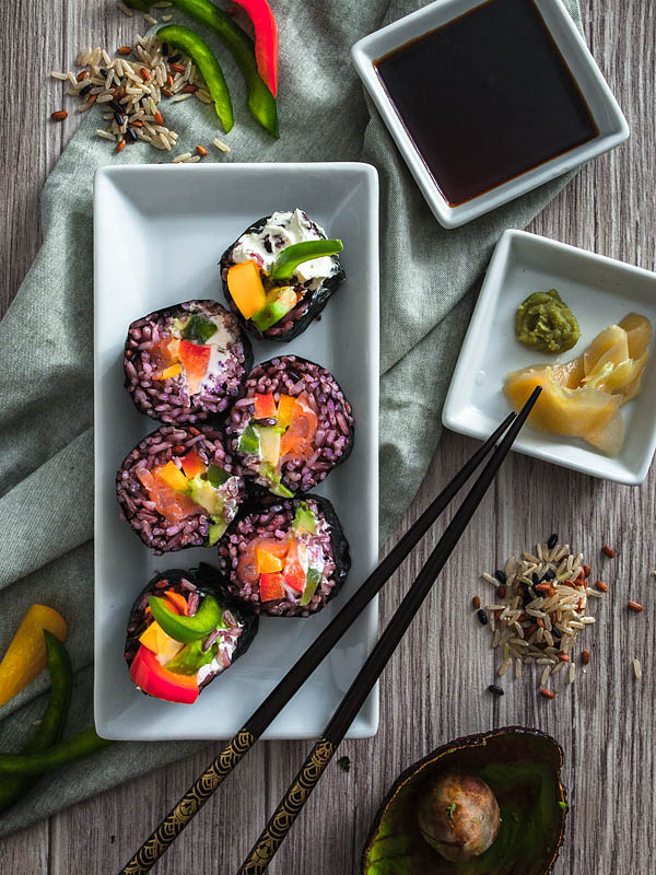 Regenbogen Rollen - Sushi mit lila Reis, gefüllt mit Paprika, Avocado und Lachs ganz einfach zu Hause selber machen. Rezept und Foodstyling von Purple Avocado