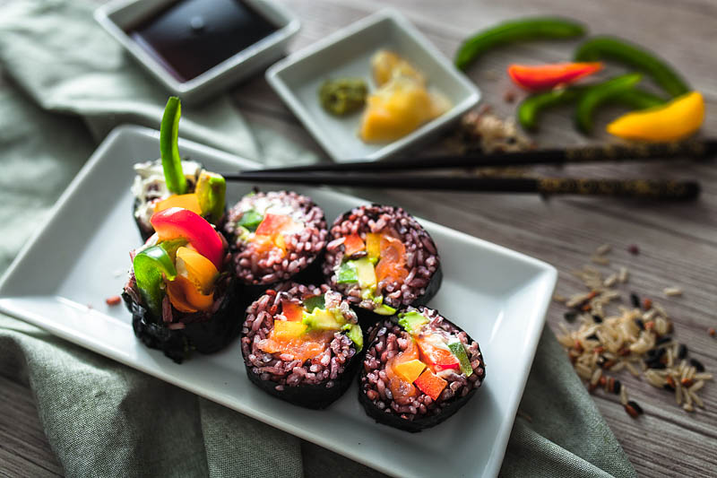 Regenbogen Rollen - Sushi mit lila Reis, gefüllt mit Paprika, Avocado und Lachs ganz einfach zu Hause selber machen. Rezept und Foodstyling von Purple Avocado