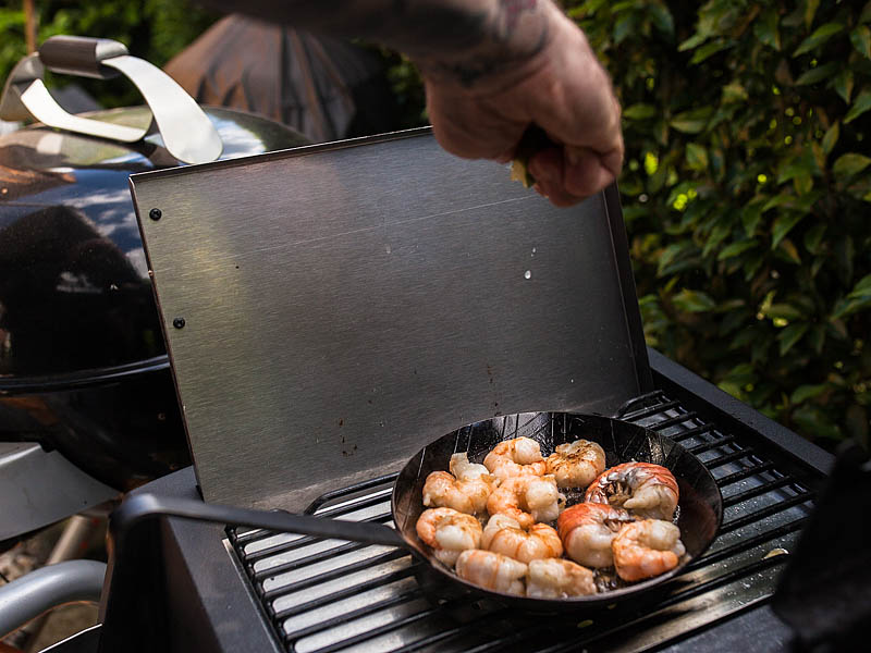 Prawns from the Grill - A summer recipe for hot barbecue evenings: a light and crips soy sprouts salad à la surf'n'turf with prawns and flank steak from the grill. Food styling and food photography by Purple Avocado.