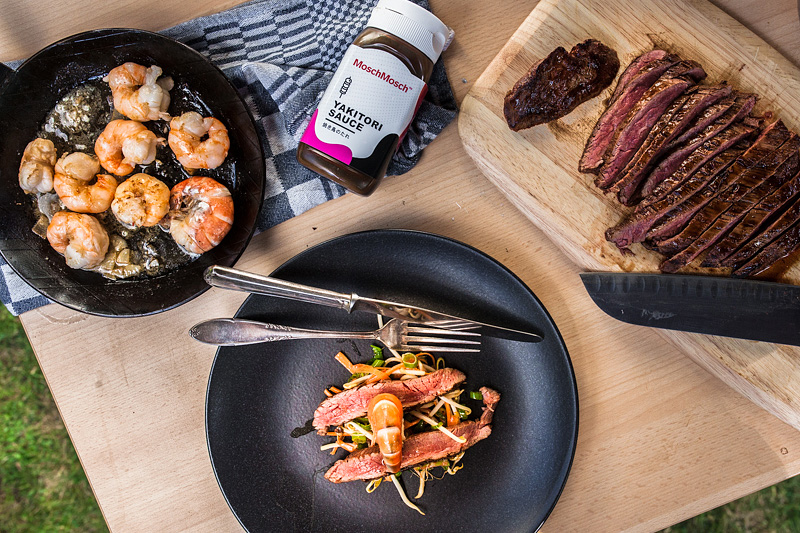 A summer recipe for hot barbecue evenings: a light and crips soy sprouts salad à la surf'n'turf with prawns and flank steak from the grill. Food styling and food photography by Purple Avocado.