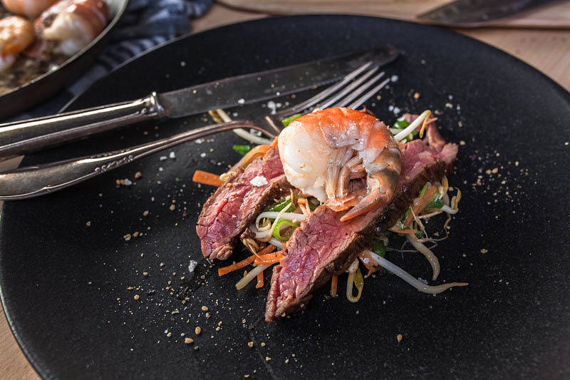 A summer recipe for hot barbecue evenings: a light and crips soy sprouts salad à la surf'n'turf with prawns and flank steak from the grill. Food styling and food photography by Purple Avocado.