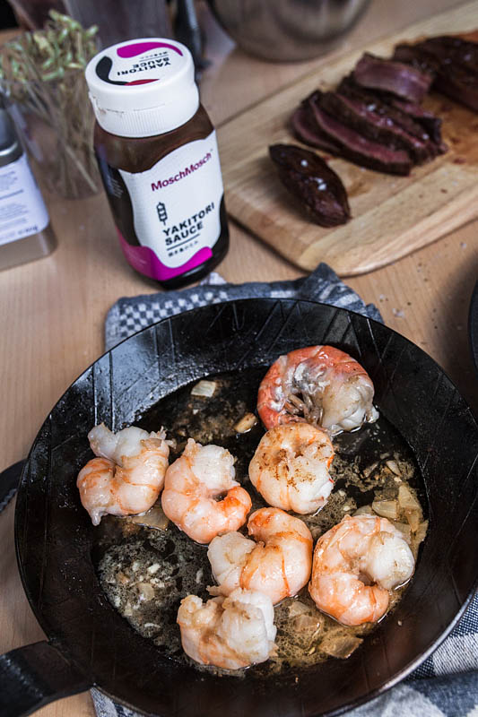 A summer recipe for hot barbecue evenings: a light and crips soy sprouts salad à la surf'n'turf with prawns and flank steak from the grill. Food styling and food photography by Purple Avocado.