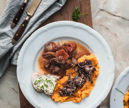 A hearty wild game goulash with pumpkin sweet potato mash and roasted mushrooms and glazed onions in red wine sauce. That's what we served at the food'n'spice blogger meet-up in Berlin.