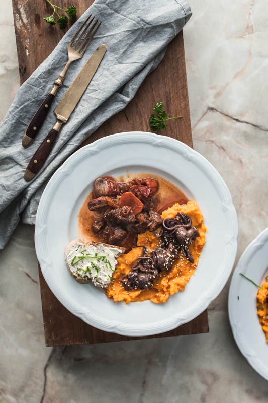 A hearty wild game goulash with pumpkin sweet potato mash and roasted mushrooms and glazed onions in red wine sauce. That's what we served at the food'n'spice blogger meet-up in Berlin.