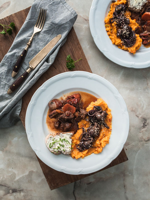 A hearty wild game goulash with pumpkin sweet potato mash and roasted mushrooms and glazed onions in red wine sauce. That's what we served at the food'n'spice blogger meet-up in Berlin.