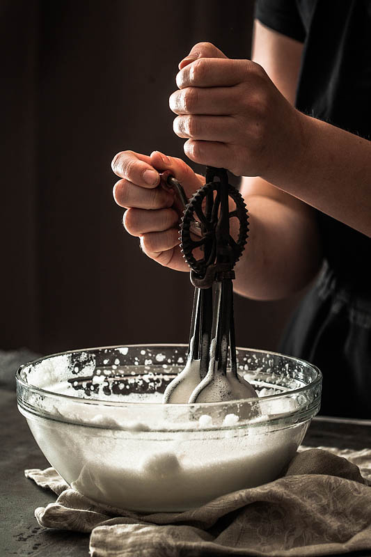 There are plenty of aquafaba recipes. But this 4 ingredients summer recipe for a fruity, light curd / yogurt mousse with white chocolate, strawberries and aquafaba is new and exciting.