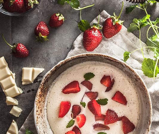 Nur 4 Zutaten braucht man für diese himmlisch leichte und erfrischende Aquafaba Quark Mousse mit weißer Schokode und frischen Erdbeeren. Das perfekte Sommerrezept für den schnellen Genuss. Rezept und Foodfotografie von Purple Avocado / Sabrina Dietz