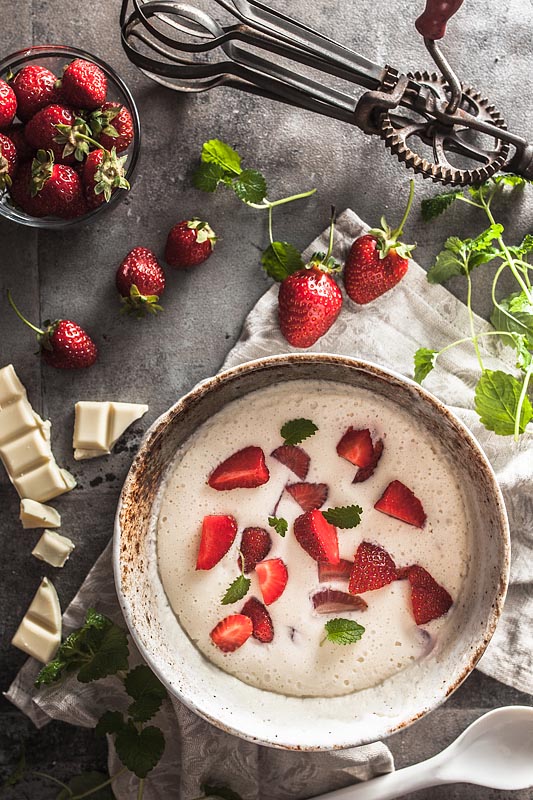 Nur 4 Zutaten braucht man für diese himmlisch leichte und erfrischende Aquafaba Quark Mousse mit weißer Schokode und frischen Erdbeeren. Das perfekte Sommerrezept für den schnellen Genuss. Rezept und Foodfotografie von Purple Avocado / Sabrina Dietz