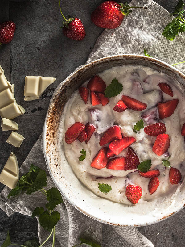 Nur 4 Zutaten braucht man für diese himmlisch leichte und erfrischende Aquafaba Quark Mousse mit weißer Schokode und frischen Erdbeeren. Das perfekte Sommerrezept für den schnellen Genuss. Rezept und Foodfotografie von Purple Avocado / Sabrina Dietz