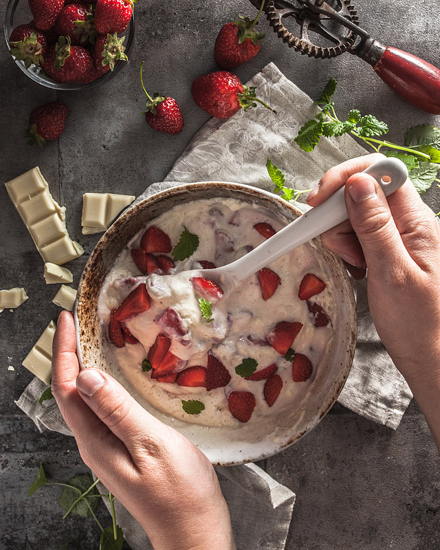 There are plenty of aquafaba recipes. But this 4 ingredients summer recipe for a fruity, light curd / yogurt mousse with white chocolate, strawberries and aquafaba is new and exciting.