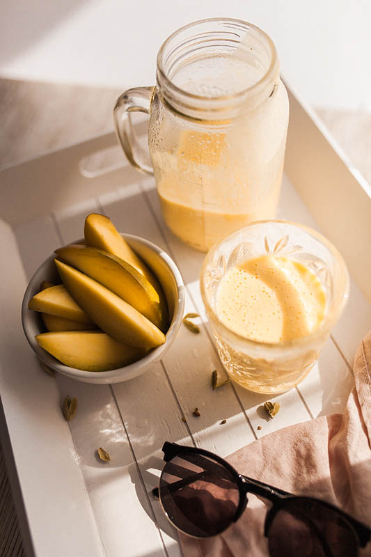 Das perfekte Sommer-Rezept oder der Begleiter zu scharfem Essen - der Mango Lassi, der indische Joghurt Drink ist im Nu gemacht (auch vegan)