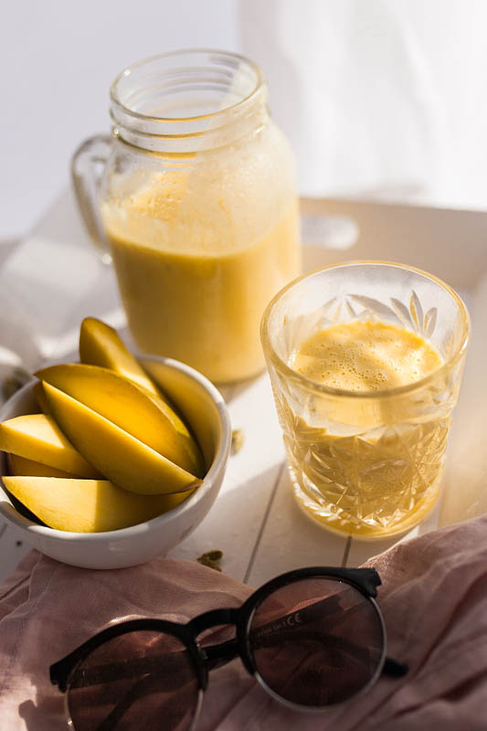 Das perfekte Sommer-Rezept oder der Begleiter zu scharfem Essen - der Mango Lassi, der indische Joghurt Drink ist im Nu gemacht (auch vegan)