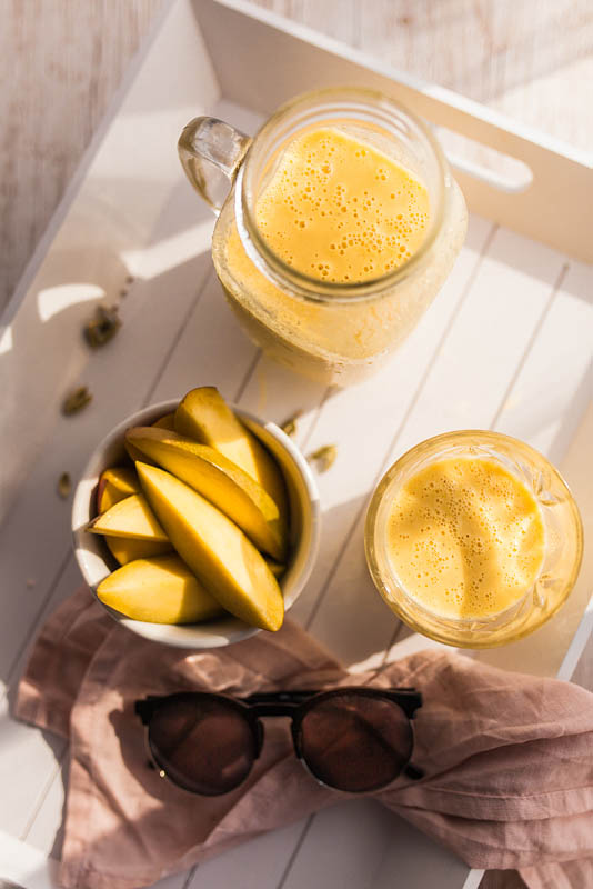 Das perfekte Sommer-Rezept oder der Begleiter zu scharfem Essen - der Mango Lassi, der indische Joghurt Drink ist im Nu gemacht (auch vegan)