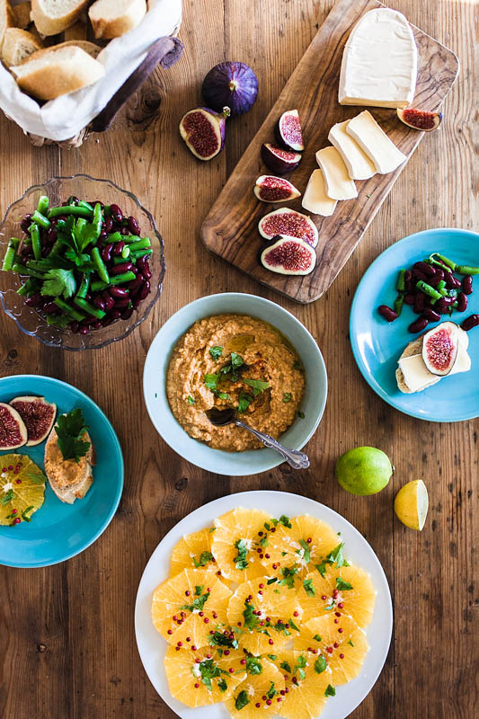 Mezze, viele verschiedene, kleine Speisen sind genau die richtige Speise für heiße Sommertage als auch grundsätzlich für Entscheidungs-Unwillige. Bei uns gab es dieses Mal kräftigen Tomaten-Hummus, leichtes Orangen-Carpaccio, einen sauer angemachten grünen Bohnensalat, sowie Camembert mit süßen Feigen und Honig.